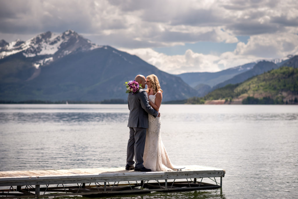 Find out wether you should elope in Breckenridge Colorado on a weekday or weekend in this Breckenridge elopement guide